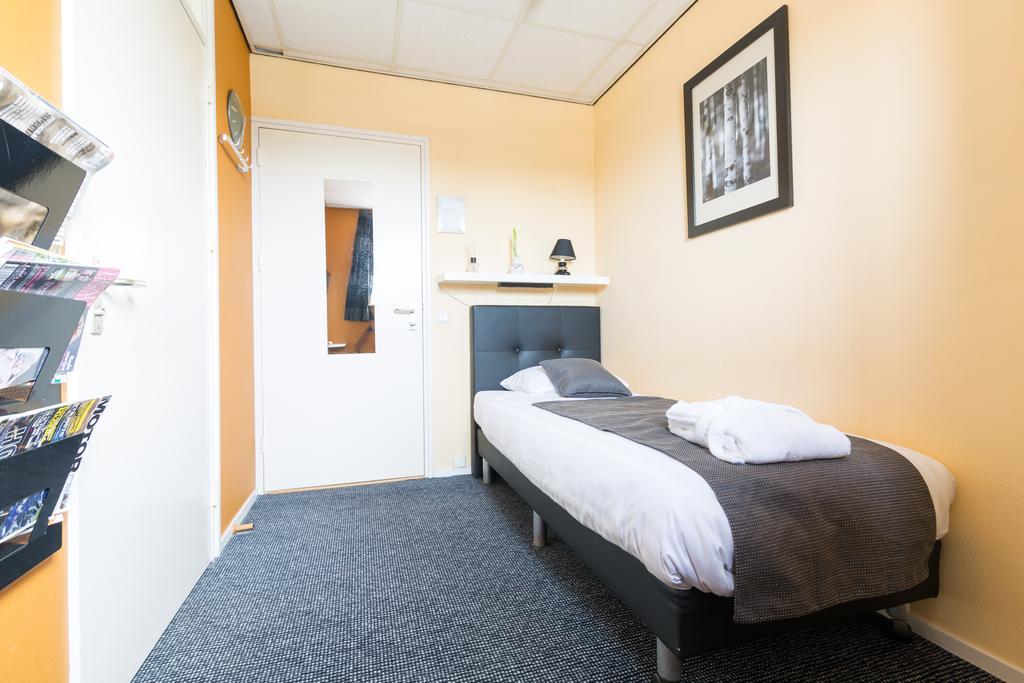 Hotel Restaurant De Buizerd Langedijk Extérieur photo